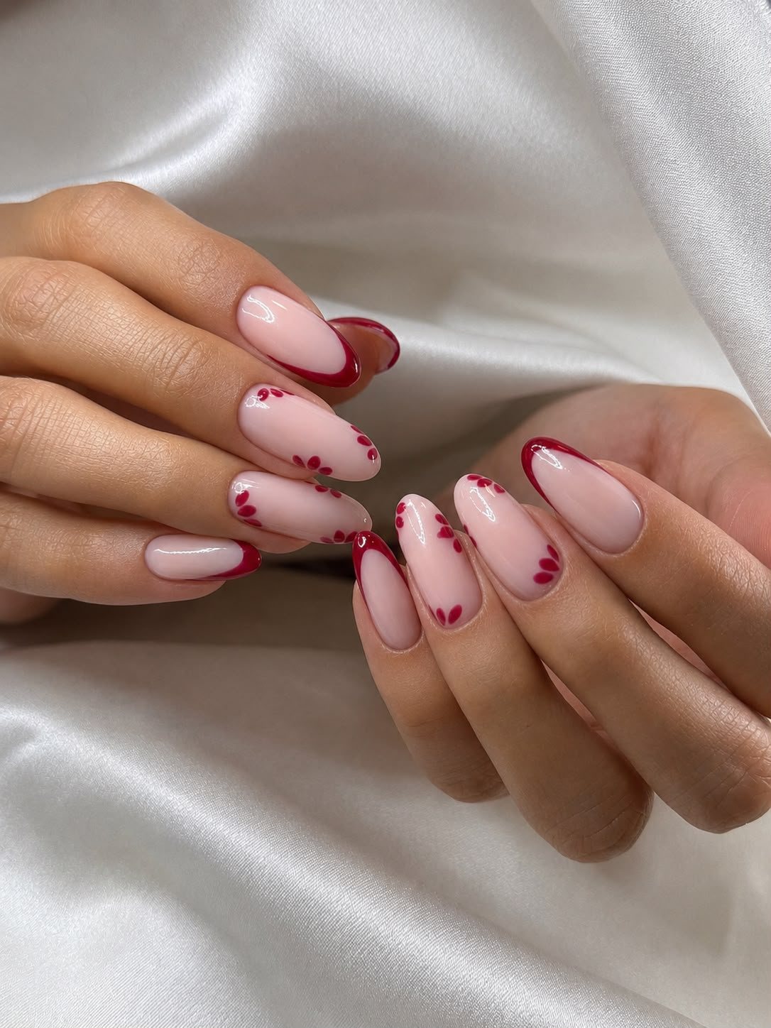Nail art çalışması, kırmızı desenli tırnak